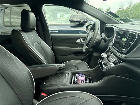 Used 2025 Chrysler Pacifica Limited AWD/4WD image 6