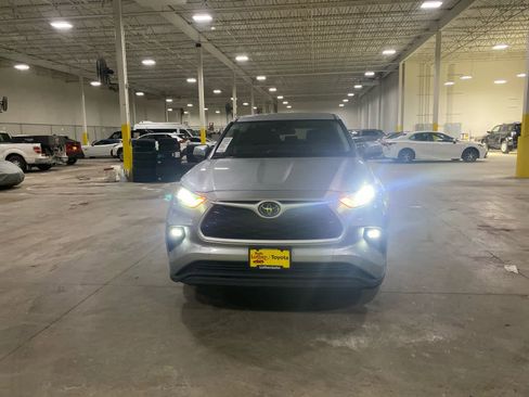 Used 2024 Toyota Highlander LE image 2