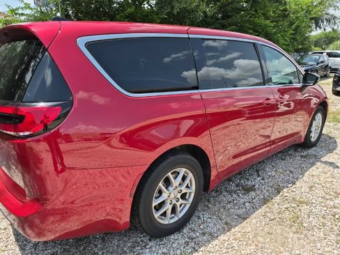 Used 2025 Chrysler Pacifica Select FWD image 3