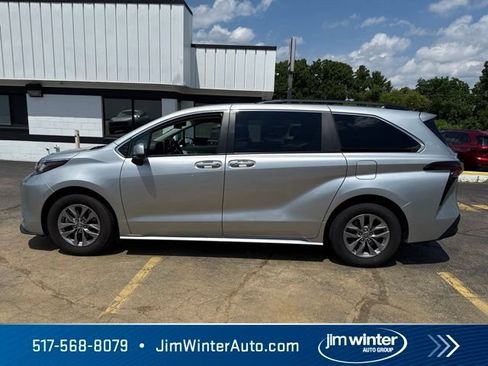 Used 2023 Toyota Sienna XLE FWD image 9
