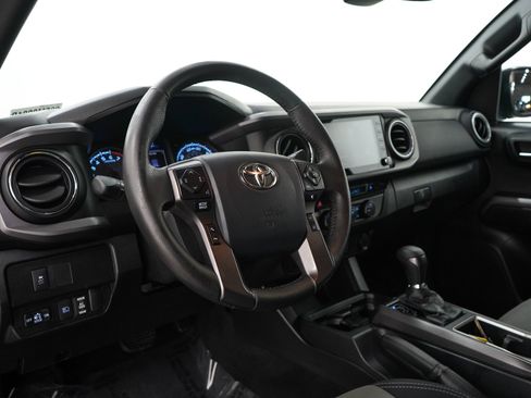 Used 2020 Toyota Tacoma TRD Sport AWD/4WD image 25