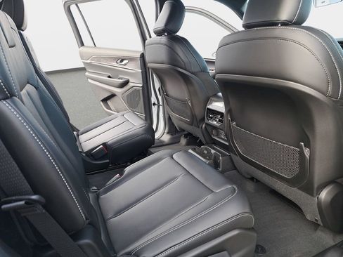 New 2025 Jeep Grand Cherokee L Limited w/ Black Appearance Package AWD/4WD image 11
