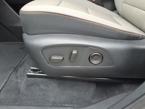 Used 2025 Chevrolet Traverse LT image 8