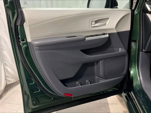 Used 2021 Toyota Sienna LE image 9