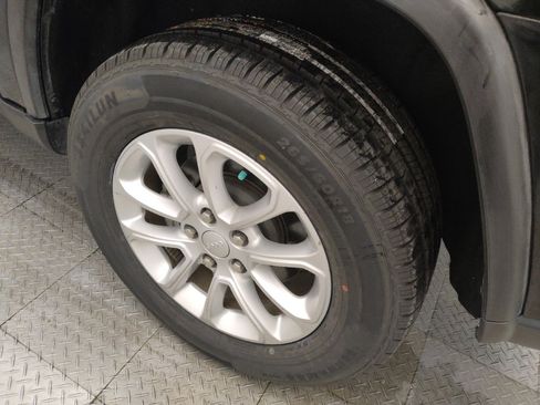 Used 2022 Jeep Grand Cherokee Laredo E w/ Security & Convenience Group image 31