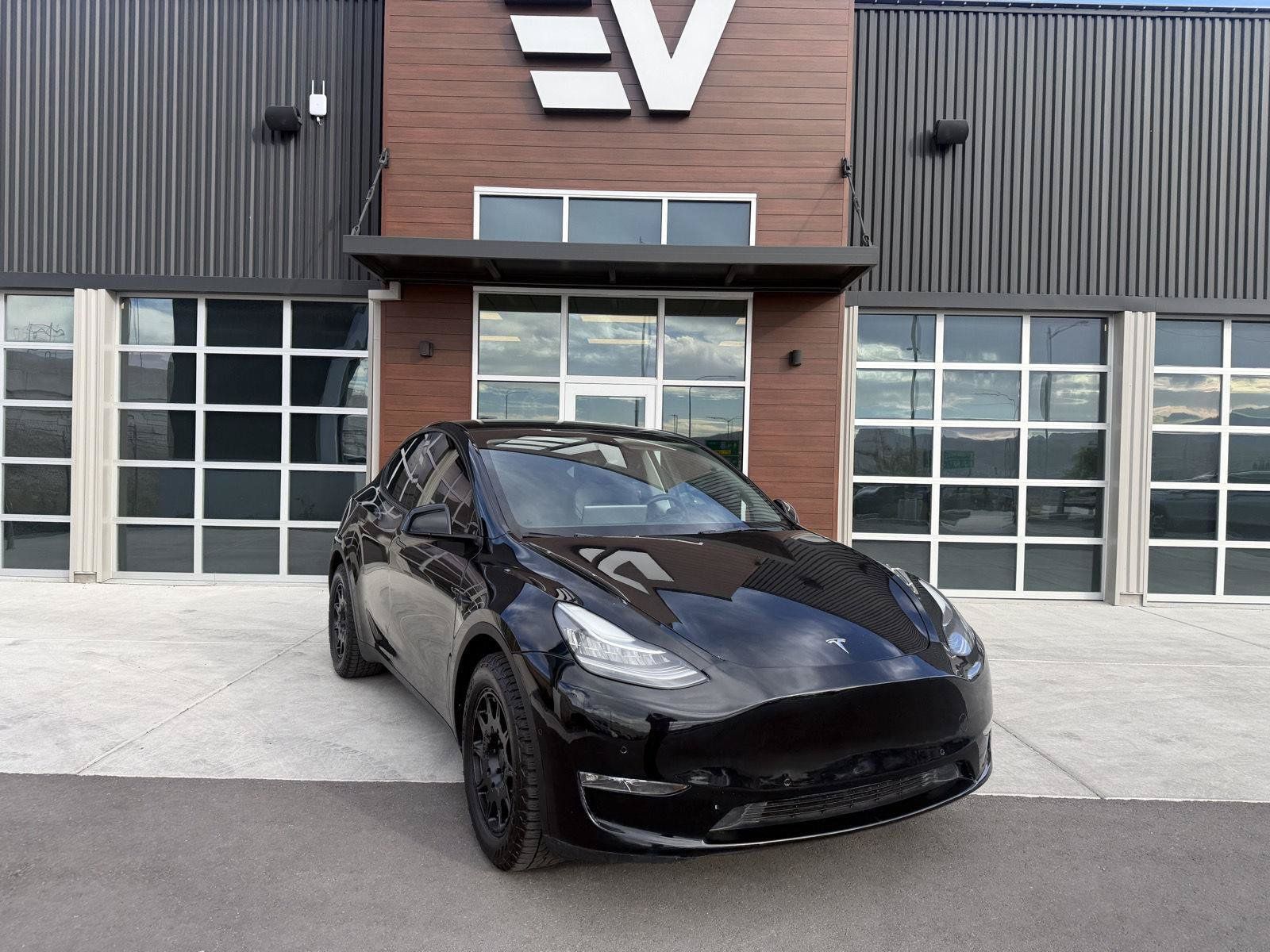 Used 2022 Tesla Model Y Long Range AWD/4WD image 2