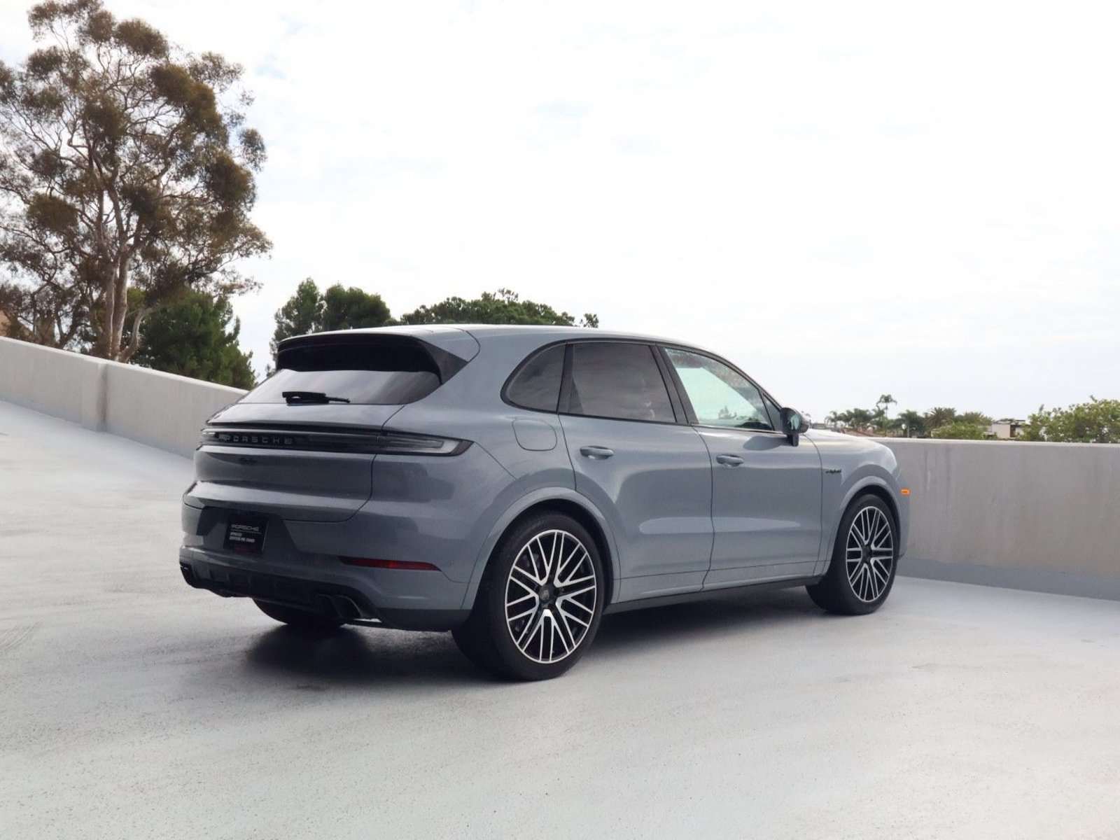 Certified 2025 Porsche Cayenne Turbo AWD/4WD image 8