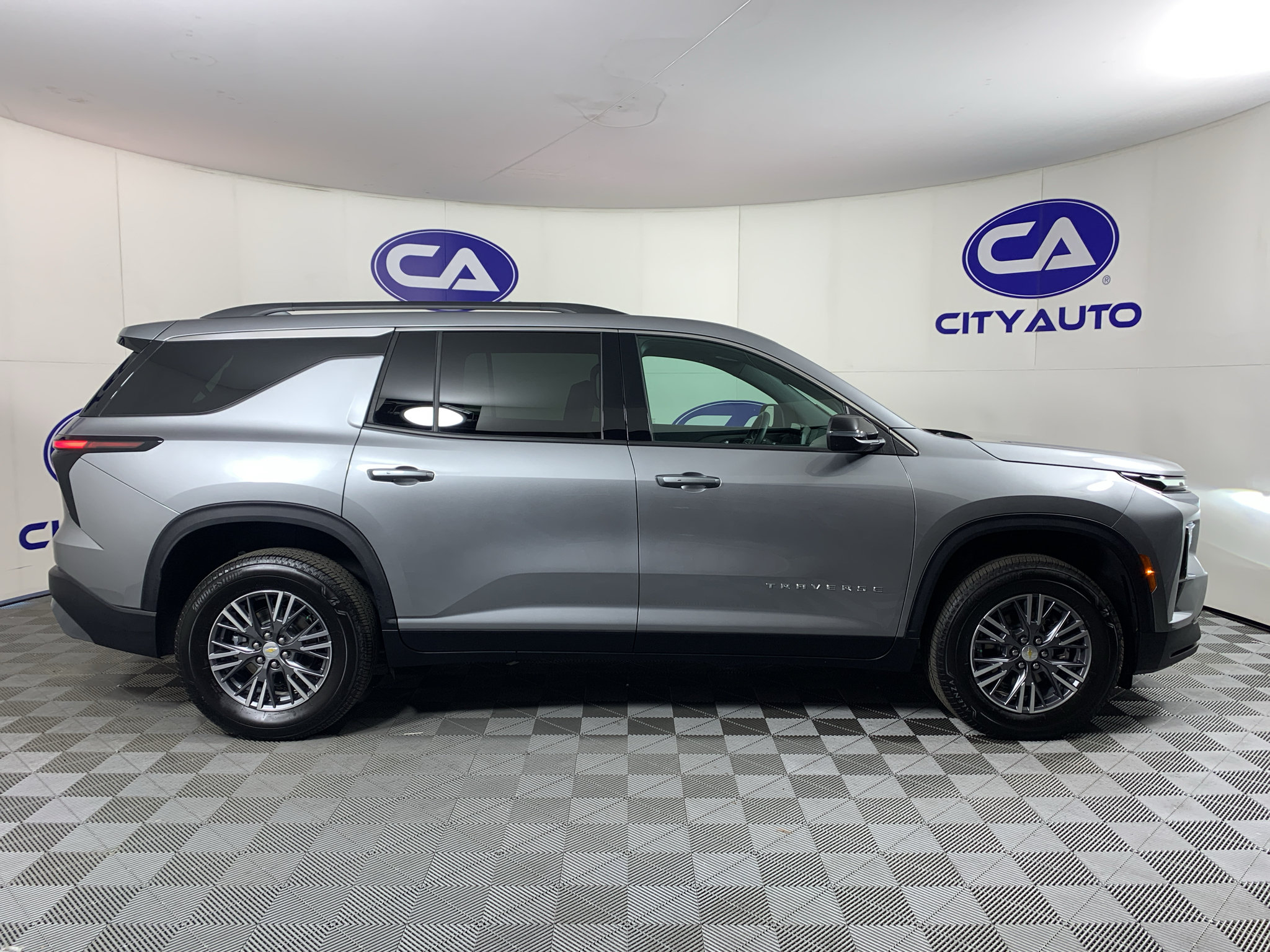 Used 2026 Chevrolet Traverse LT FWD image 2