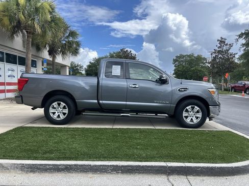 Used 2017 Nissan Titan SV RWD image 3