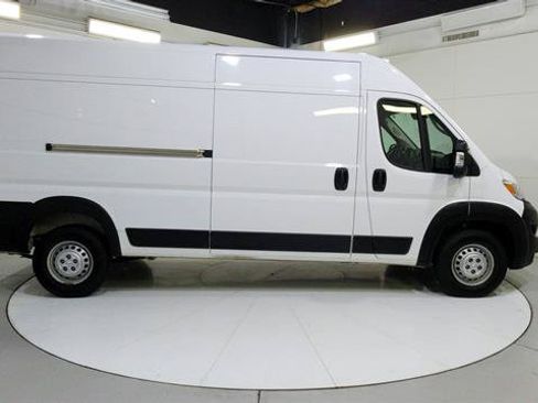 Used 2025 RAM ProMaster 2500 w/ Convenience Group FWD image 9