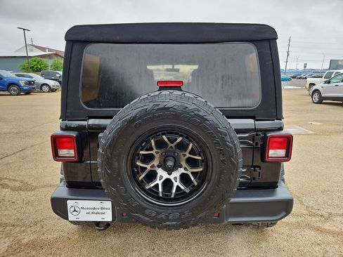 Used 2018 Jeep Wrangler Unlimited Sahara AWD/4WD image 6
