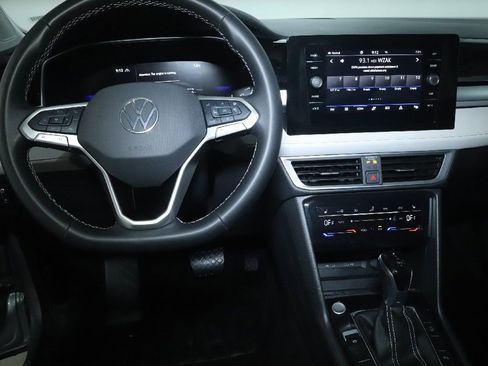 Used 2025 Volkswagen Taos SE AWD/4WD image 28