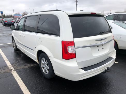 Used 2011 Chrysler Town & Country Touring image 5