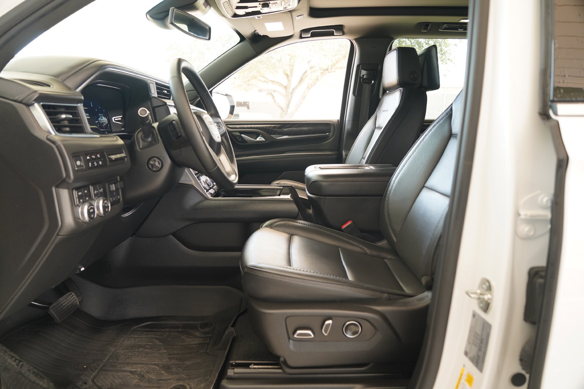 Used 2023 GMC Yukon Denali w/ Max Trailering Package AWD/4WD image 9