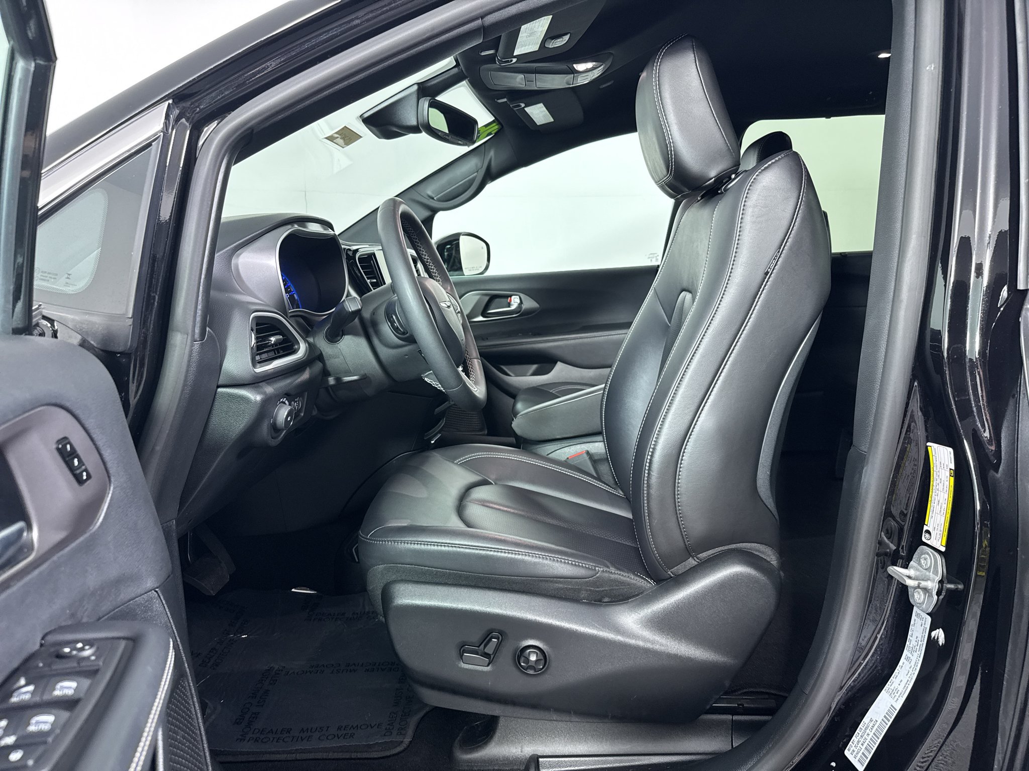Used 2025 Chrysler Pacifica Select FWD image 7