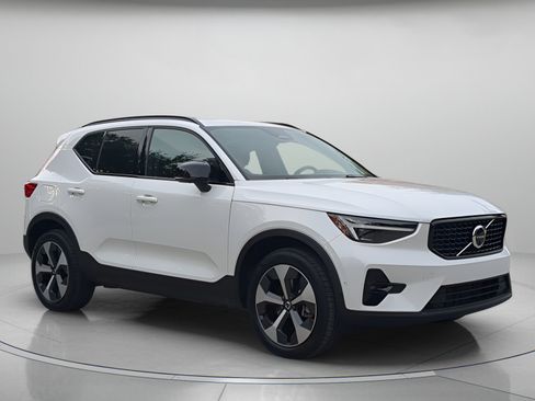 Used 2026 Volvo XC40 B5 Plus AWD/4WD image 38