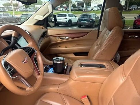 Used 2015 Cadillac Escalade Platinum RWD image 3