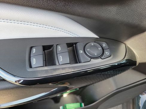 Used 2025 Chevrolet Trax LT image 9