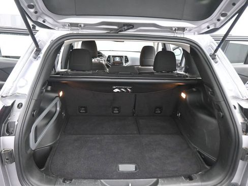 Used 2018 Jeep Cherokee Latitude w/ Safety Group image 42