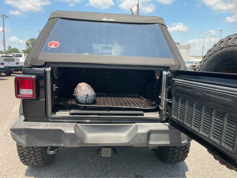 Used 2018 Jeep Wrangler Unlimited Sport AWD/4WD image 21