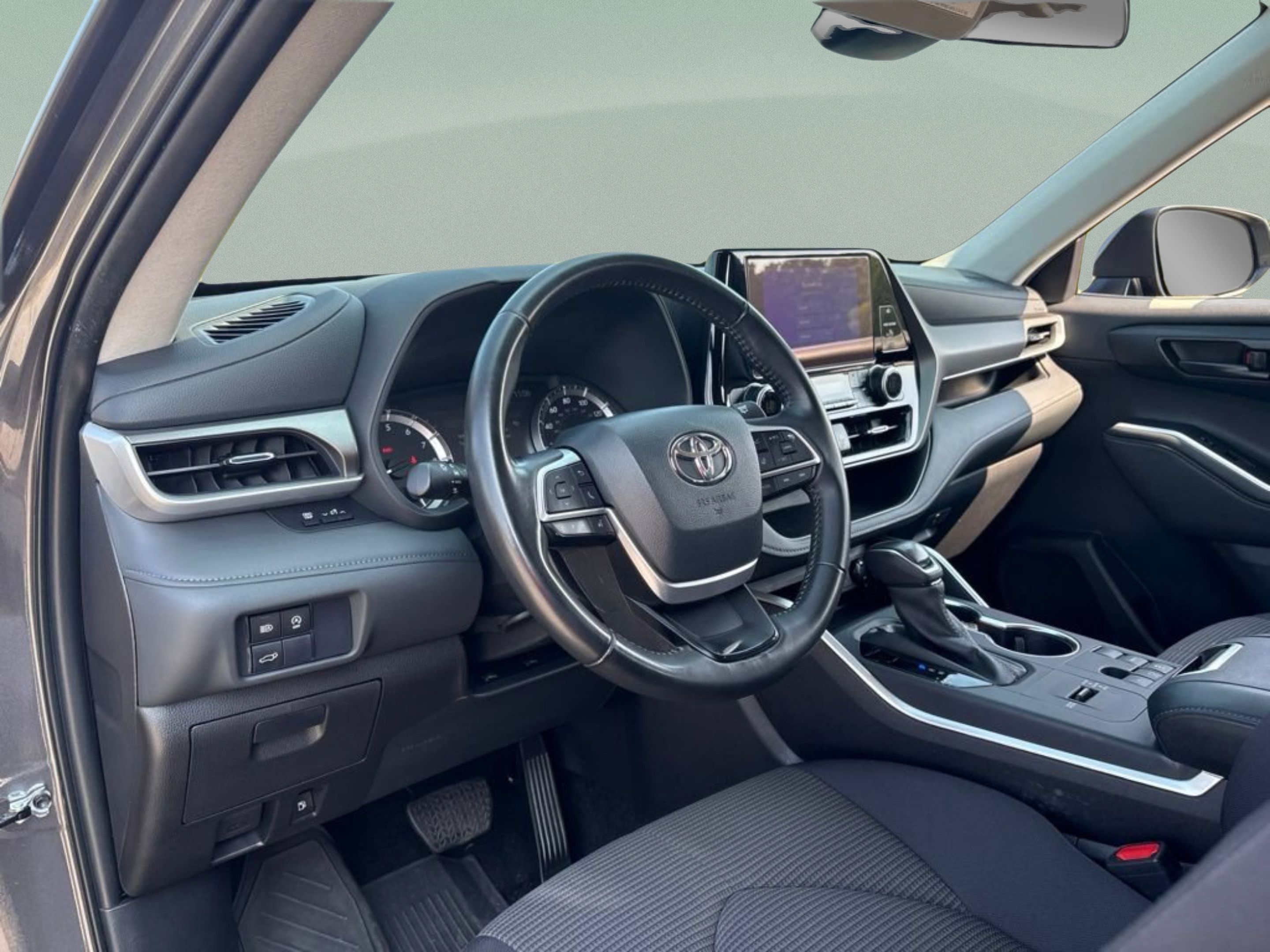 Used 2025 Toyota Highlander LE FWD image 11