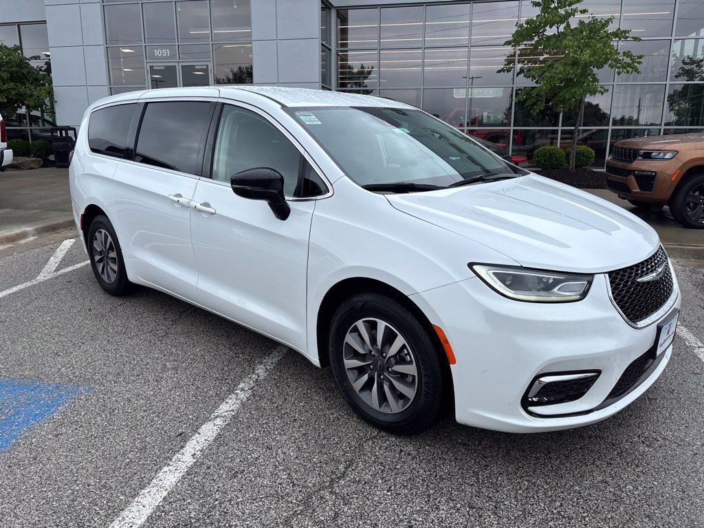 Used 2024 Chrysler Pacifica Limited FWD image 2