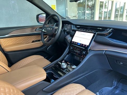 Used 2025 Jeep Grand Cherokee L Summit w/ Advanced Protech Group IV image 23