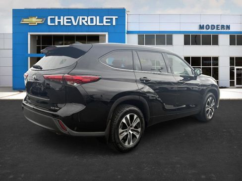 Used 2021 Toyota Highlander XLE image 5