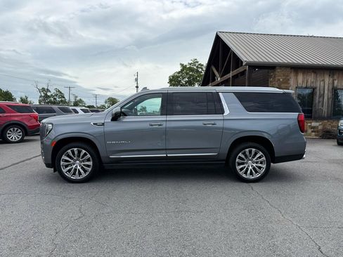 Used 2022 GMC Yukon XL Denali AWD/4WD image 3