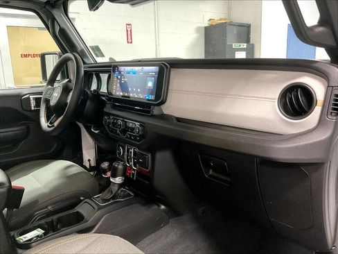 Used 2024 Jeep Wrangler Unlimited AWD/4WD image 14