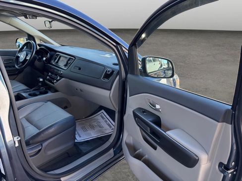 Used 2017 Kia Sedona LX w/ LX Essentials Premium Package image 18