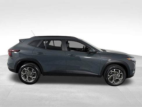 Used 2025 Chevrolet Trax LT w/ LT Convenience Package FWD image 5