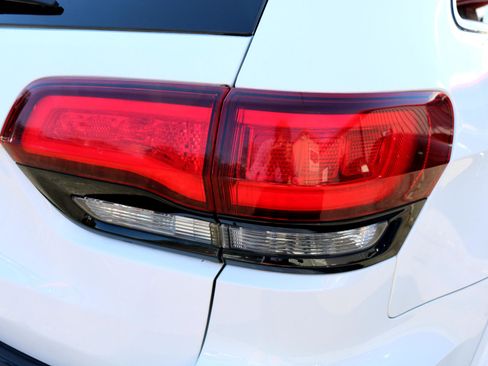 Used 2019 Jeep Grand Cherokee Altitude image 10