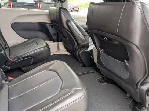 Used 2023 Chrysler Pacifica Touring-L FWD image 17