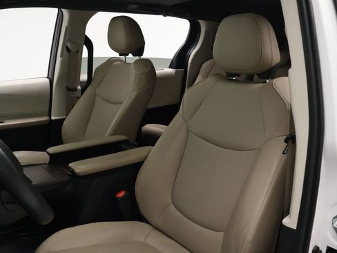 Used 2022 Toyota Sienna XLE FWD image 13