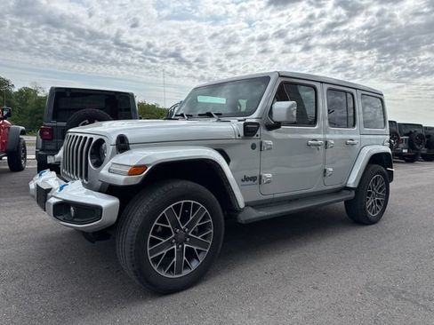 Used 2023 Jeep Wrangler Unlimited Sahara AWD/4WD image 7