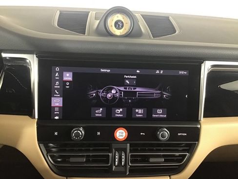 Certified 2026 Porsche Macan AWD/4WD image 32