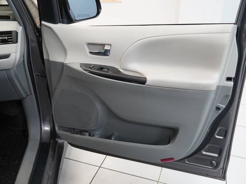 Used 2013 Toyota Sienna SE FWD image 25