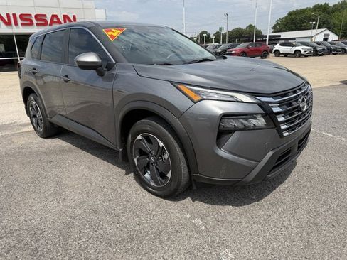 Used 2024 Nissan Rogue SV AWD/4WD image 3