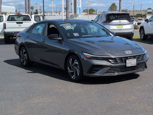 Used 2025 Hyundai Elantra Sport image 2