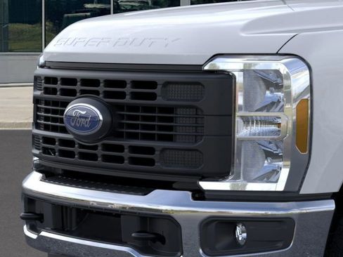 New 2026 Ford F250 XL w/ XL Chrome Package AWD/4WD image 17