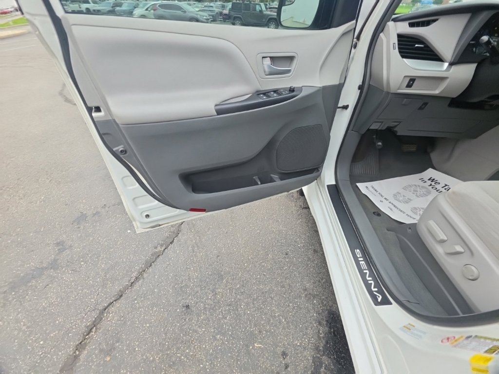 Used 2019 Toyota Sienna LE AWD/4WD image 11