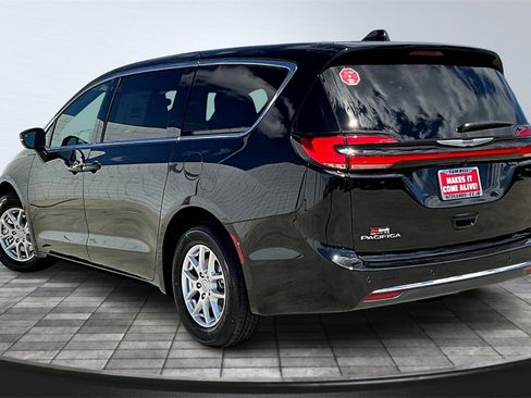 New 2026 Chrysler Pacifica Select image 3