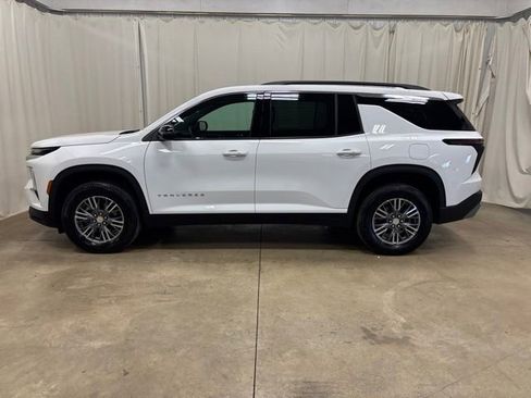 Used 2025 Chevrolet Traverse LT FWD image 7