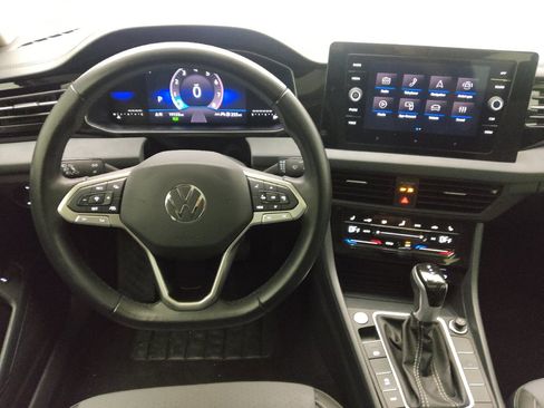 Used 2025 Volkswagen Jetta SE image 22