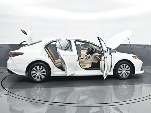 Used 2022 Toyota Camry LE image 18