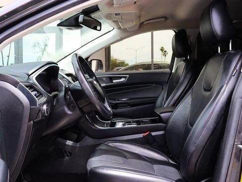 Used 2020 Ford Edge Titanium FWD image 39