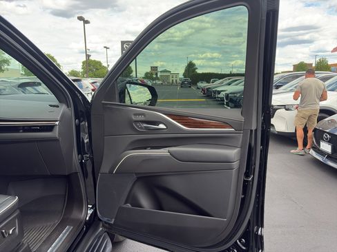 Used 2021 Cadillac Escalade Premium Luxury AWD/4WD image 19