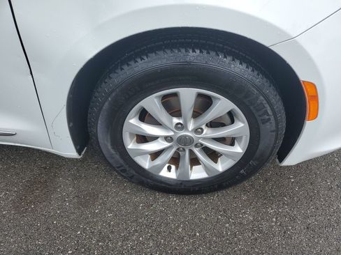 Used 2019 Chrysler Pacifica Touring-L FWD image 6