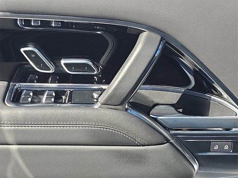 Certified 2025 Land Rover Range Rover SE image 29